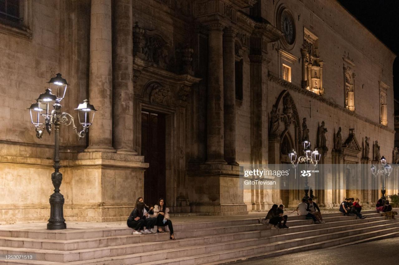 Dietro Piazza Maggiore Сулмона Екстериор снимка