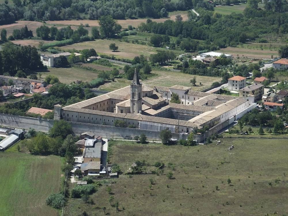 Dietro Piazza Maggiore Сулмона Екстериор снимка